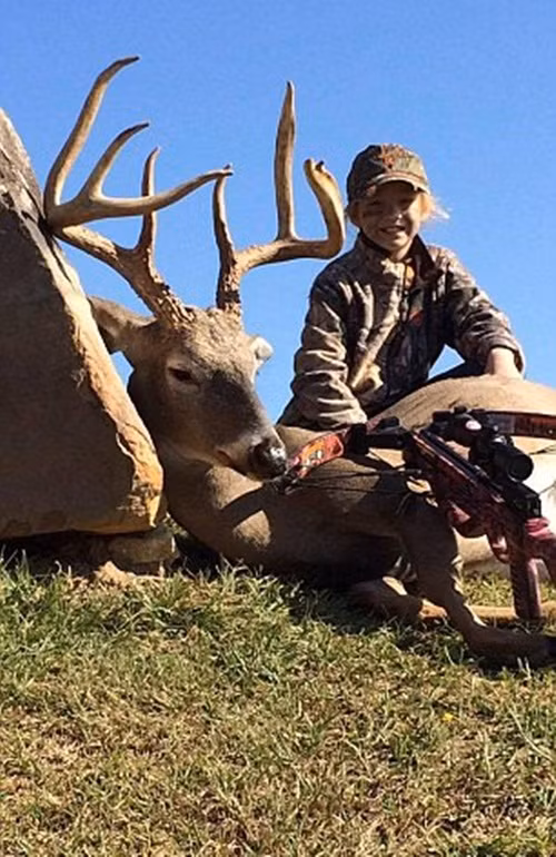 Lần săn cá sấu này không phải là lần đầu tiên Ella săn được những con vật có kích thước lớn. Trước đó, cô bé cũng từng khuất phục những con hươu, linh dương có kích thước khủng.