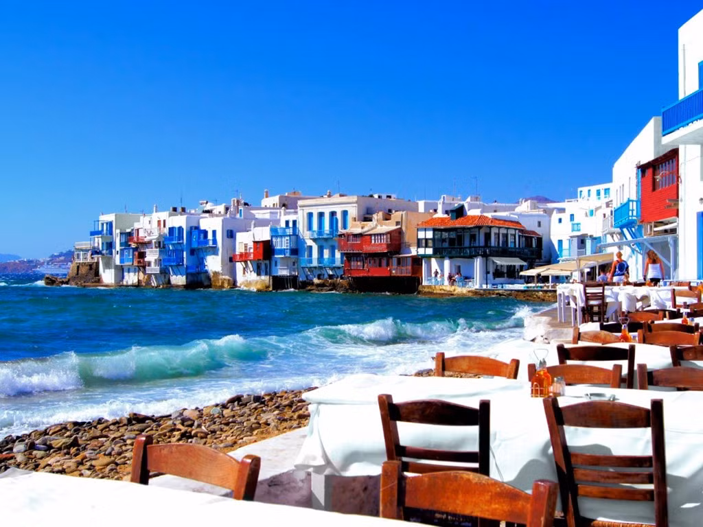  Hy Lạp: Giữa khủng hoảng tài chính, hàng loạt bảo tàng, khách sạn, cửa hàng xuất hiện, làm dấy lên một làn sóng phục hưng văn hóa ở thủ đô Athens. Với du khách, làn nước xanh biếc là không khí trong lành khiến Mykonos là điểm đến không thể bỏ qua.