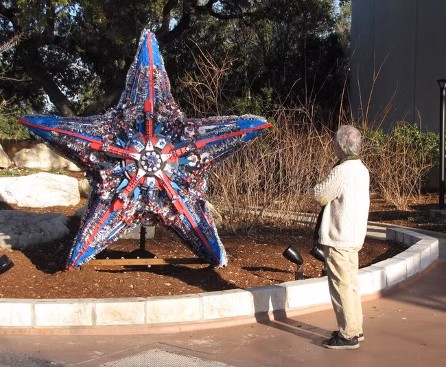 Chỉ sử dụng những phế liệu mà tổ chức đã thu nhặt được từ các bãi biển mà đã có thể xây dựng tất cả các tác phẩm nghệ thuật khổng lồ. Đẹp, độc đáo nhưng đồng thời điều đó cũng nói lên số lượng rác thải rất lớn bị ném vào đại dương mỗi ngày.