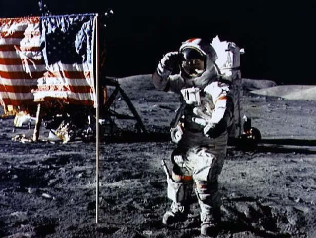 4. Bóng ở trên Mặt trăng tối hơn Trái đất. Theo các nhà phi hành gia, họ đã phát hiện một điều kỳ thú khi lần đầu tiên đặt chân trên Mặt trăng, đó là họ nhận thấy cái bóng của họ có bóng tối hơn nhiều so với bình thường, thậm chí là đen kịt. Vấn đề này cũng gây nhiều trở ngại cho công tác nghiên cứu.