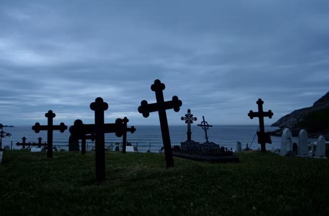 2. Mặt trăng đã trở thành nghĩa địa. Thực chất về mặt kỹ thuật, xác người không được chôn dưới bề mặt của Mặt trăng nhưng bụi tro của nhà khoa học NASA quá cố, Eugene Shoemaker đã được rải trên bề mặt của Mặt trăng, theo như ước nguyện cuối đời của ông.