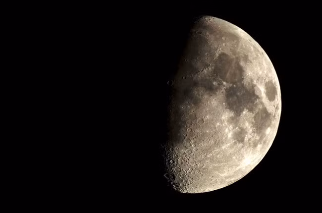 5. Bụi Mặt trăng gây khó thở. Mặc dù đã có các trang thiết bị bảo hộ an toàn nhưng những phi hành gia vẫn bị các hạt bụi phấn chui vào mũ. Khi hít phải những hạt bụi này qua mũi và miệng, phi hành gia sẽ bị khó thở.