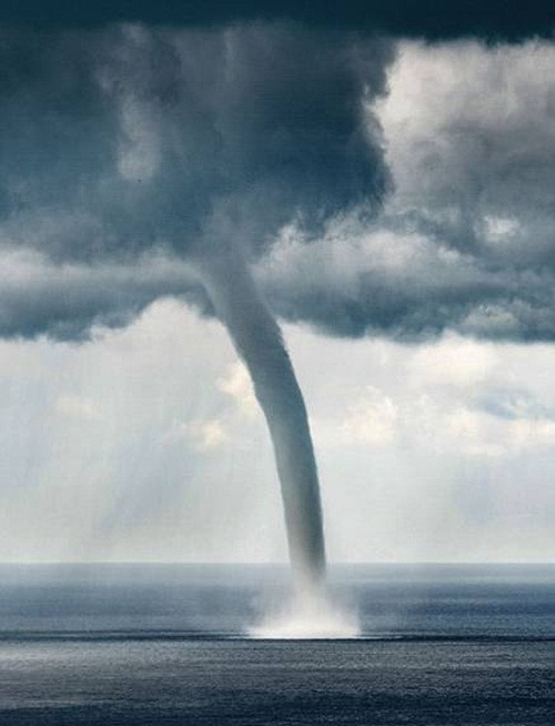 Tốc độ gió đo được ở tâm vòi rồng khổng lồ lên tới 480km/h. Nếu tiến vào đất liền, hậu quả do nó gây ra là không thể tưởng tượng được.