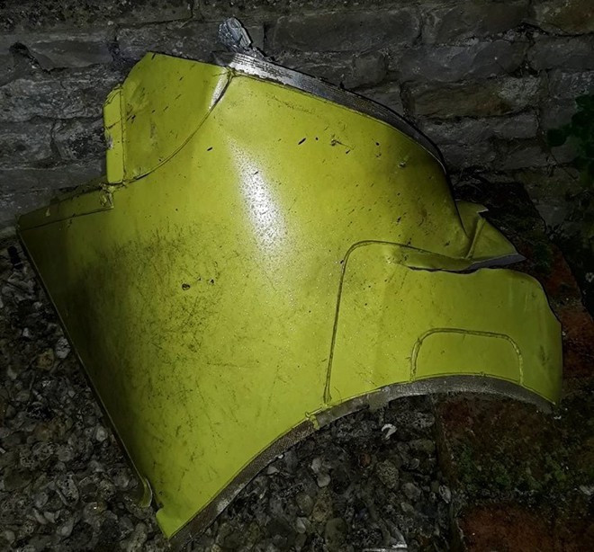 Cảnh sát thị trấn Shipston-on-Stour đã viết trên Facebook rằng, một người dân địa phương báo cáo đã nghe thấy tiếng động lớn trong khu vườn trước nhà và phát hiện một bộ phận của máy bay rơi từ trên trời xuống.