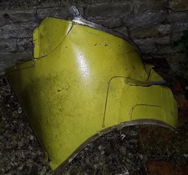 Cảnh sát thị trấn Shipston-on-Stour đã viết trên Facebook rằng, một người dân địa phương báo cáo đã nghe thấy tiếng động lớn trong khu vườn trước nhà và phát hiện một bộ phận của máy bay rơi từ trên trời xuống.