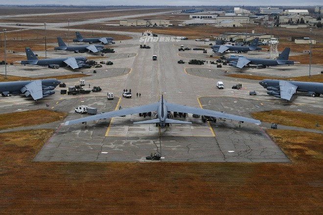 B-52 có thể bay liên tục 9 giờ không cần tiếp dầu. Nếu được tiếp dầu, B-52 có thể bay đến bất kỳ đâu trên thế giới.