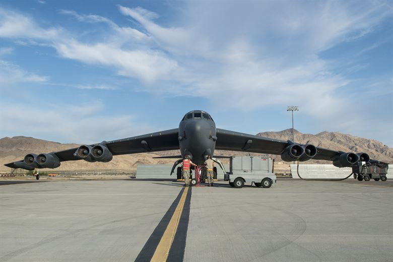 Máy bay B-52 được trang bị thiết bị tác chiến điện tử hiện đại với 16 máy gây nhiễu tích cực, những thiết bị này sẽ làm nhiễu sóng các hệ thống đánh chặn đối phương.