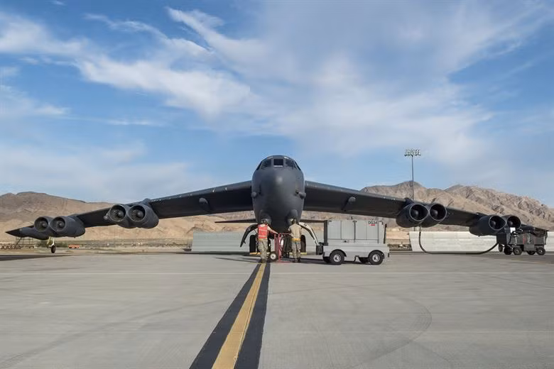 Máy bay B-52 được trang bị thiết bị tác chiến điện tử hiện đại với 16 máy gây nhiễu tích cực, những thiết bị này sẽ làm nhiễu sóng các hệ thống đánh chặn đối phương.