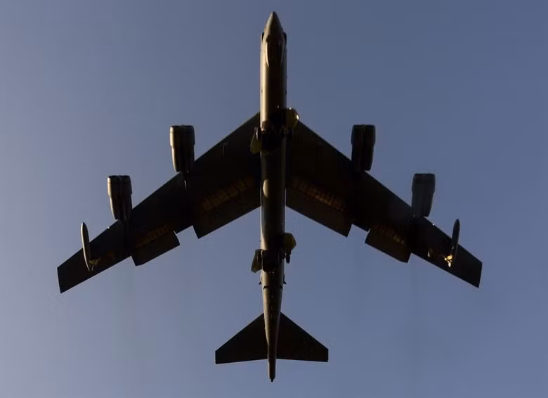 B-52 được miêu tả là trút bom như mưa, tiếng bom rơi xé không khí, gầm rít ghê rợn như dông bão.