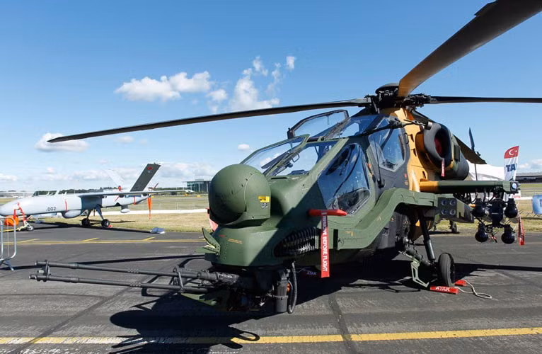 Cơ bản thì cách bố trí hỏa lực trên T129 tương đồng với các mẫu trực thăng tấn công AH-64 Apache (Mỹ) hay Mi-24, Mi-28 (Nga). Mũi máy bay được trang bị một ụ pháo nòng xoay 3 nòng cỡ 20mm với 500 viên đạn.