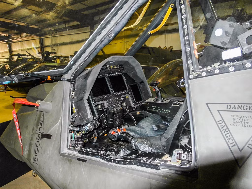 RAH-66 là dòng trực thăng được trang bị những hệ thống điện tử cực kỳ hiện đại. Hình ảnh buồng lái RAH-66.