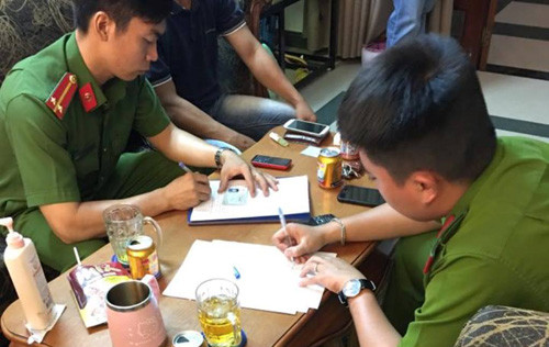 Cơ quan điều tra tiến hành ghi lời khai nhân chứng để truy xét vụ trộm.