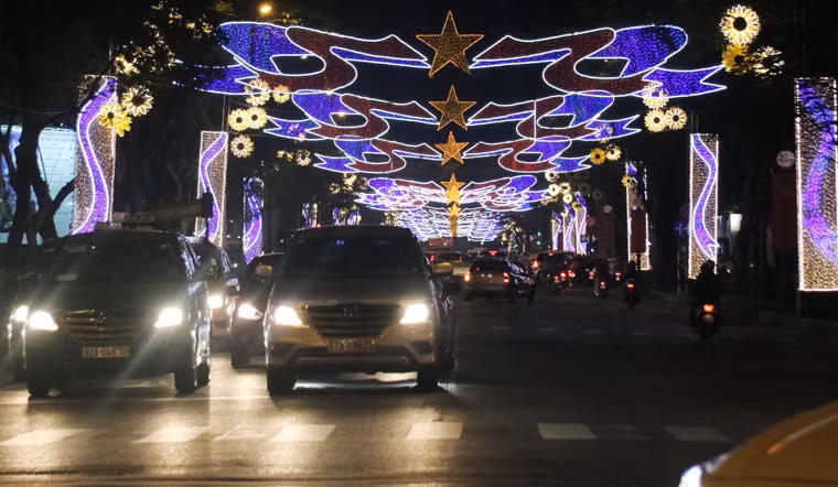 Các trục đường ở trung tâm TP.HCM đã được trang hoàng đèn, hoa lộng lẫy chào mừng năm mới 2017 và Xuân Đinh Dậu.