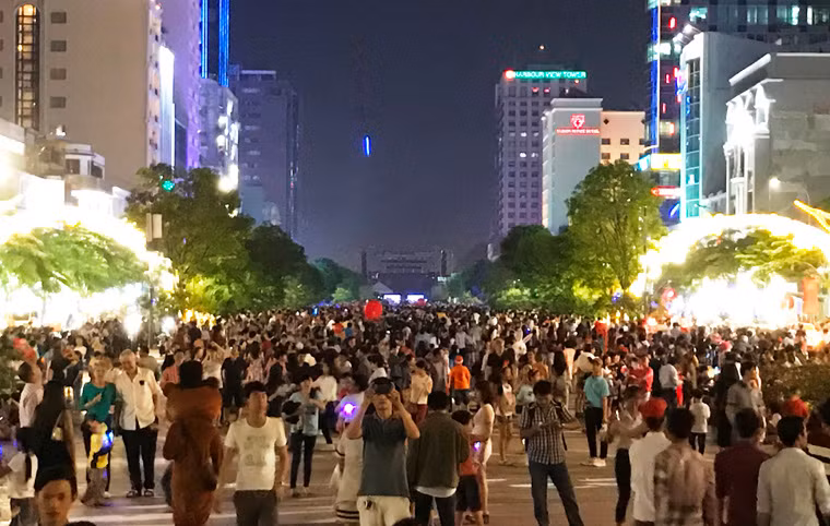 Phố đi bộ Nguyễn Huệ kẹt cứng giữa "biển người".