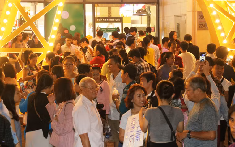 Trung tâm thương mại luôn trong tình trạng quá tải dù còn hơn 24 tiếng đồng hồ nữa mới chính thức bước vào lễ Giáng sinh.