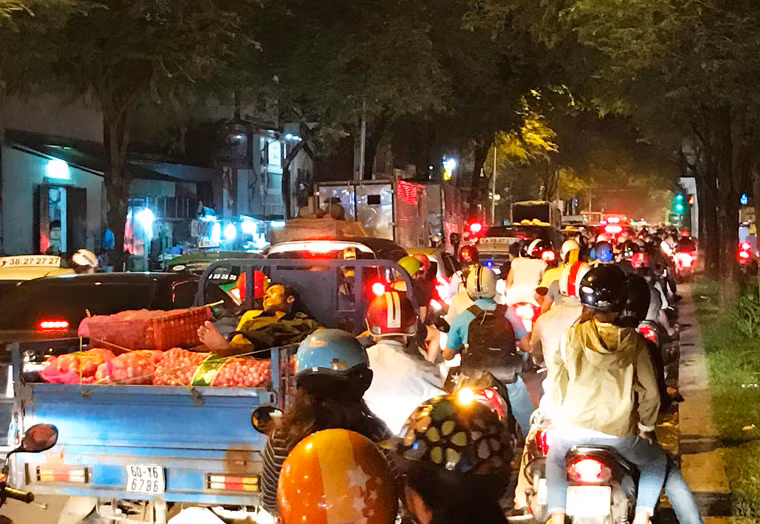 Tuyến đường Nguyễn Bỉnh Khiêm, Quận 1 dù là đường một chiều nhưng cũng bị kẹt cứng kéo dài.