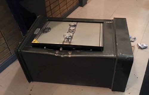 Chiếc két sắt của hot girl Sam bị trộm đục phá. Tuy nhiên, bên trong két sắt này có bí mật khá bất ngờ.