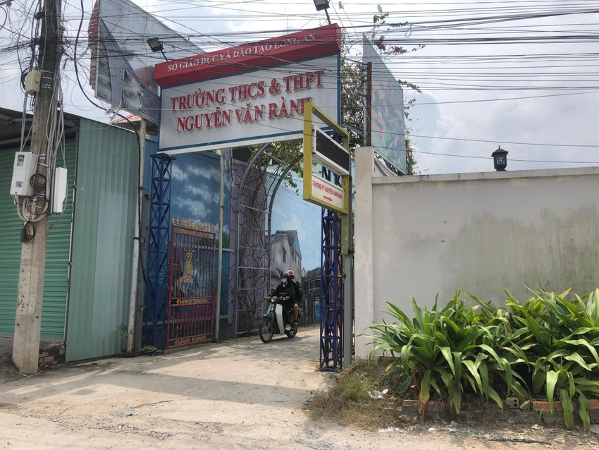 Sau khi bị bạn cùng trường đánh, em N.B.K. được đưa đi bệnh viện Long An cấp cứu và chuyển lên Bệnh viện Chợ Rẫy nhưng không qua khỏi. Em NBK là học sinh lớp 11 Trường Nguyễn Văn Rành (TP Tân An, Long An) đã tử vong vào trưa 18/10 tại Khoa Hồi sức ngoại thần kinh. Ngày 20/10, TP Tân An đã bắt tạm giam 7 bị can (từ 14 - 18 tuổi) về tội cố ý gây thương tích dẫn đến chết người. 