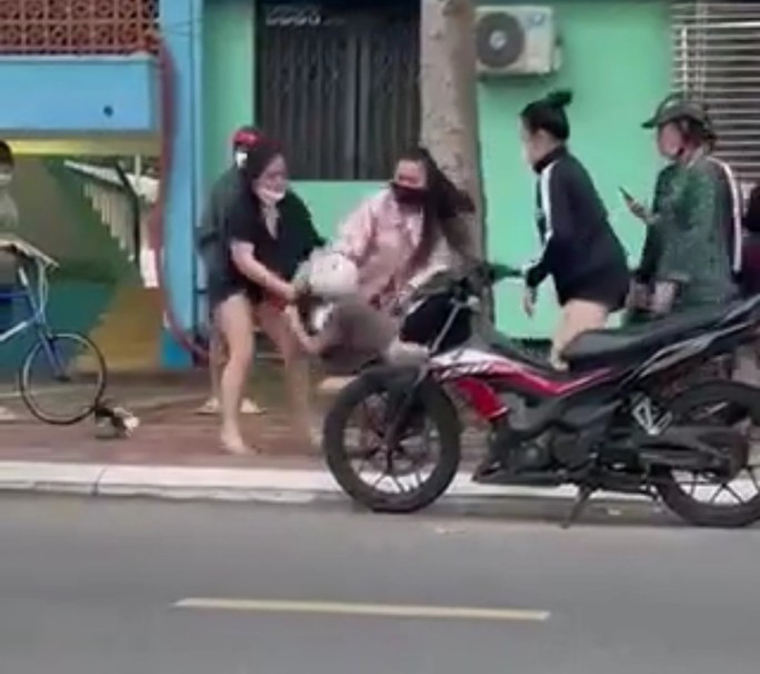  Nữ sinh lớp 10 ở Vũng Tàu bị đánh hội đồng, kéo lê trên đường: Ngày 24/10, một clip dài khoảng 30 giây ghi lại cảnh một nữ sinh tại TP Vũng Tàu (Bà Rịa – Vũng Tàu) bị một nhóm người dùng mũ bảo hiểm tấn công liên tiếp và kéo lê trên đường. Theo clip, 3 nam, 5 nữ vây xung quanh nữ sinh này, sau đó 2 người nữ lao vào đánh. Trong đó, một người dùng mũ bảo hiểm đánh liên tiếp vào vùng đầu. Một người đàn ông đi qua thấy vụ việc nên chạy tới can ngăn, tuy nhiên nữ sinh trên vẫn bị đánh. 