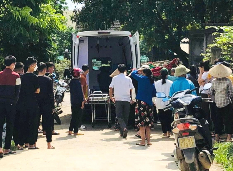  Nam sinh lớp 11 đâm bạn lớp 12 tử vong ở Hà Tĩnh: Ngày 11/10, do mâu thuẫn cá nhân, trong lúc chống đỡ màn đánh hội đồng của đàn anh lớp 12, nam sinh lớp 11 đã dùng dao mang sẵn đâm một nhát khiến 1 nam sinh lớp 12 tử vong. Gây án xong, đối tượng được gia đình vận động đến cơ quan Công an đầu thú. Bước đầu, xác định: Nguyễn Tiến Thuận (SN 2005) trú tại thôn Sâm Cồn, xã An Hòa Thịnh, huyện Hương Sơn (Hà Tĩnh) là học sinh lớp 12G, trường THPT Lý Chính Thắng, huyện Hương Sơn có mâu thuẫn từ trước với Phan Quang Minh (SN 2006) - học sinh lớp 11G cùng trường với Thuận. 