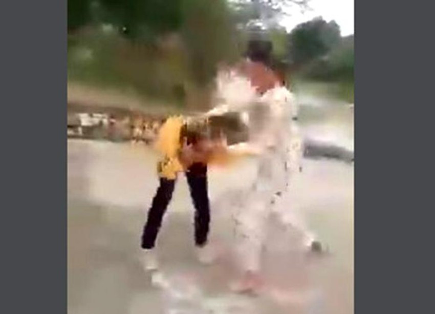  Nữ sinh lớp 7 ở Ninh Thuận bị đánh nhập viện: Chiều 17/12, em T. bị một thiếu nữ chặn đánh tại khu vực bờ tràn sông Lu thuộc thị trấn Phước Dân. Trong clip, em T bị chặn giữa đường bởi một thiếu nữ, xung quanh là nhiều nữ sinh khác. Thiếu nữ này nắm tóc đánh liên tiếp vào mặt T. Nữ sinh lớp 7 chỉ biết ôm mặt khóc, ngã xuống đường và xin tha, nhưng vẫn bị thiếu nữ kia nắm tóc đánh liên tục vào mặt. 