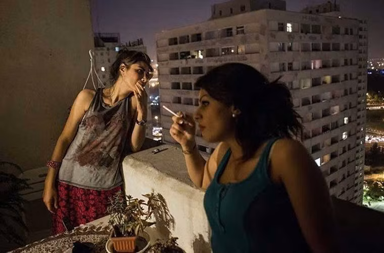 Ở nhà, phụ nữ ở đất nước Iran không phải đeo mạng che mặt hay mặc áo choàng kín mít như ở nơi công cộng.