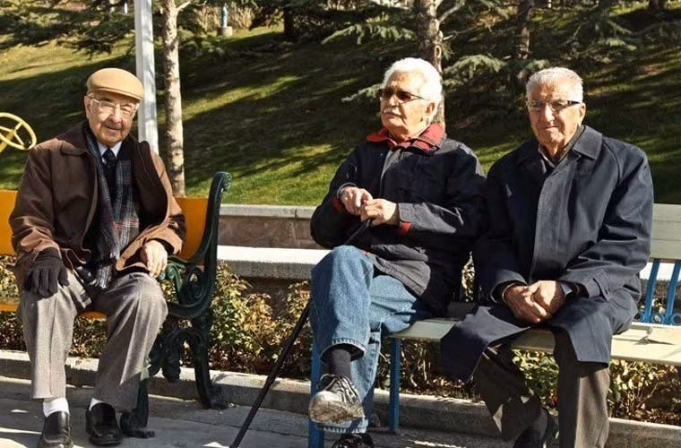 Những người lớn tuổi ra công viên ngồi tán chuyện hay dạo bộ.