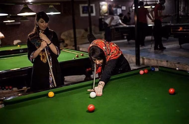 Thậm chí, những phụ nữ ở quốc gia Hồi giáo này còn chơi bi-a.