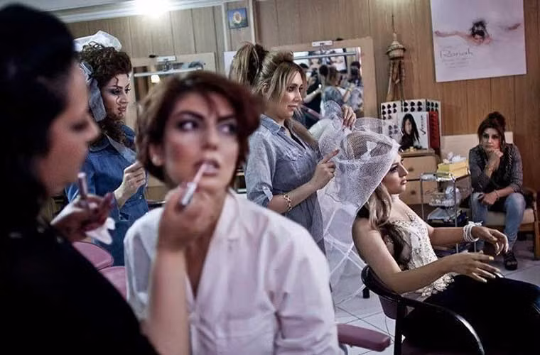 Chị em cũng tới salon để làm tóc hay trang điểm.