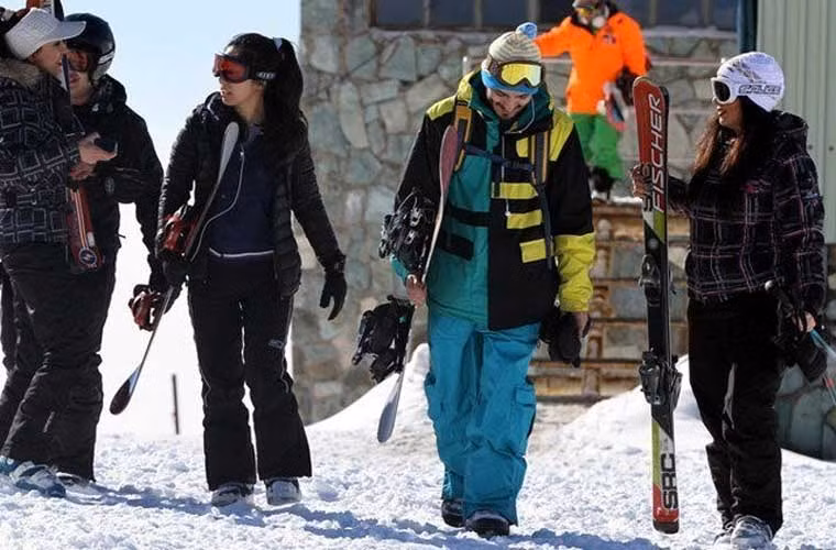 Các cô gái, chàng trai cùng nhau trượt tuyết ở Iran.