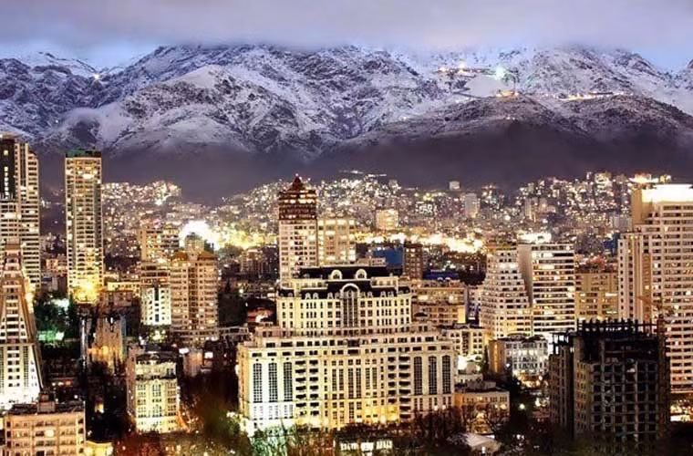 Các tòa nhà cao tầng ở Tehran rực sáng về đêm, khác xa so với hình ảnh sa mạc thường thấy.