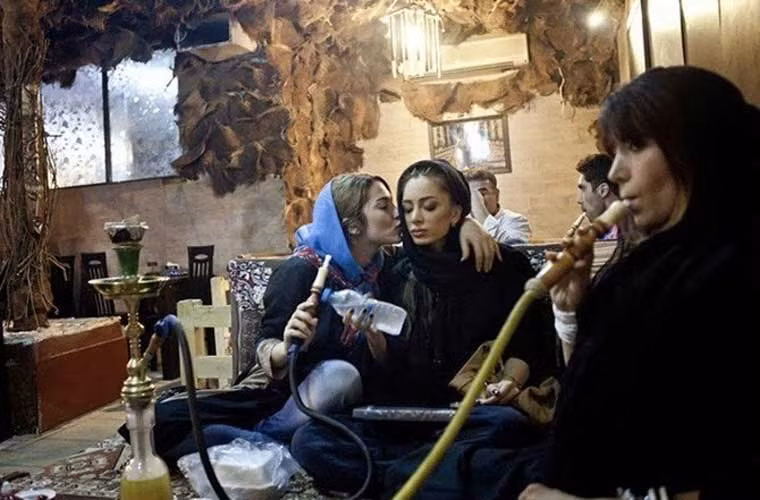 Các cô gái Iran cũng tới quán bar hút thuốc hay sisha.