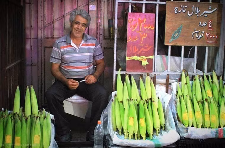 Người đàn ông bán ngô ở Iran.