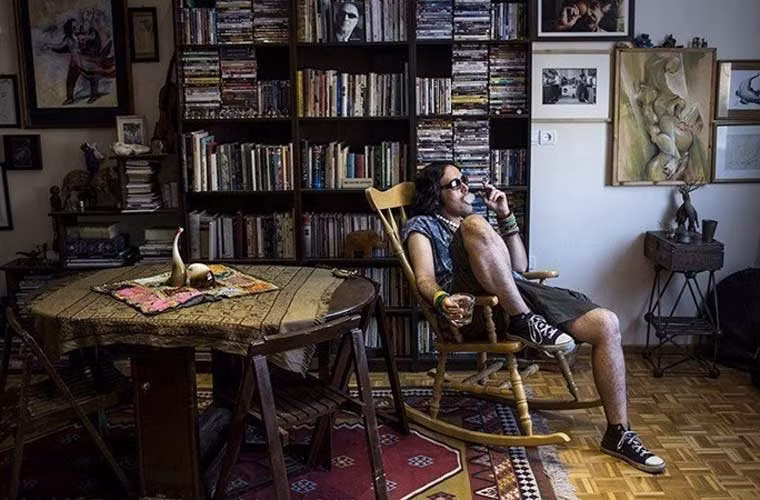 Nghệ sĩ Eylya trong căn nhà của ông.