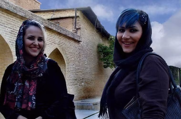 Các cô gái trẻ ở quốc gia Iran mỉm cười trước ống kính.