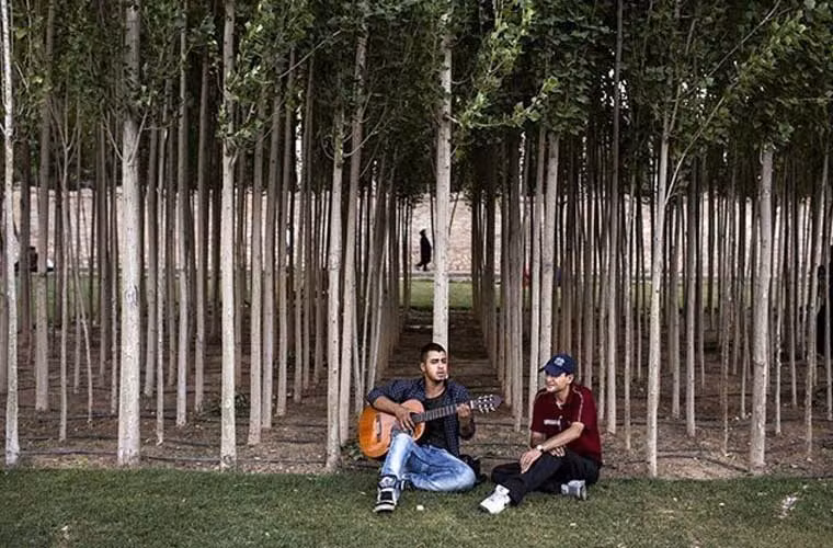 Hai chàng trai Iran đàn hát giữa thiên nhiên.