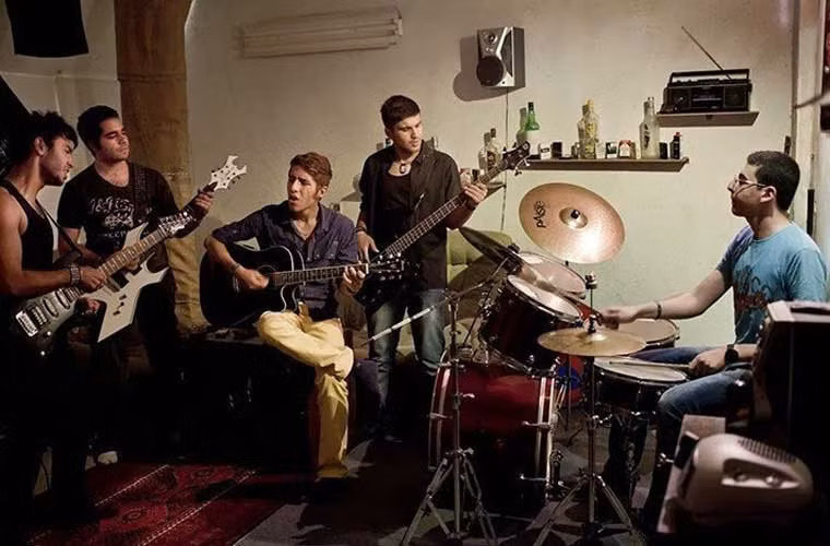 Nhạc rop bị cấm chơi ở Iran, nhưng nhiều ban nhạc vẫn chơi nhạc này một cách bí mật.