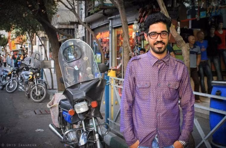 “Khi mọi người biết tôi tới từ nam Tehran, họ ngay lập tức cho rằng, tôi là một tội phạm hay một người thô lỗ. Tuy nhiên, tôi chỉ là một sinh viên nghệ thuật đơn thuần muốn cố gắng kiếm tiền chi trả cuộc sống”, nam sinh viên Farzad tâm sự.