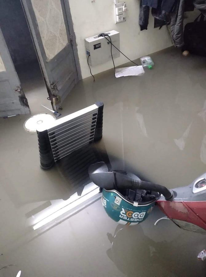 Thậm chí ngập cả xe máy đang đỗ trong nhà.