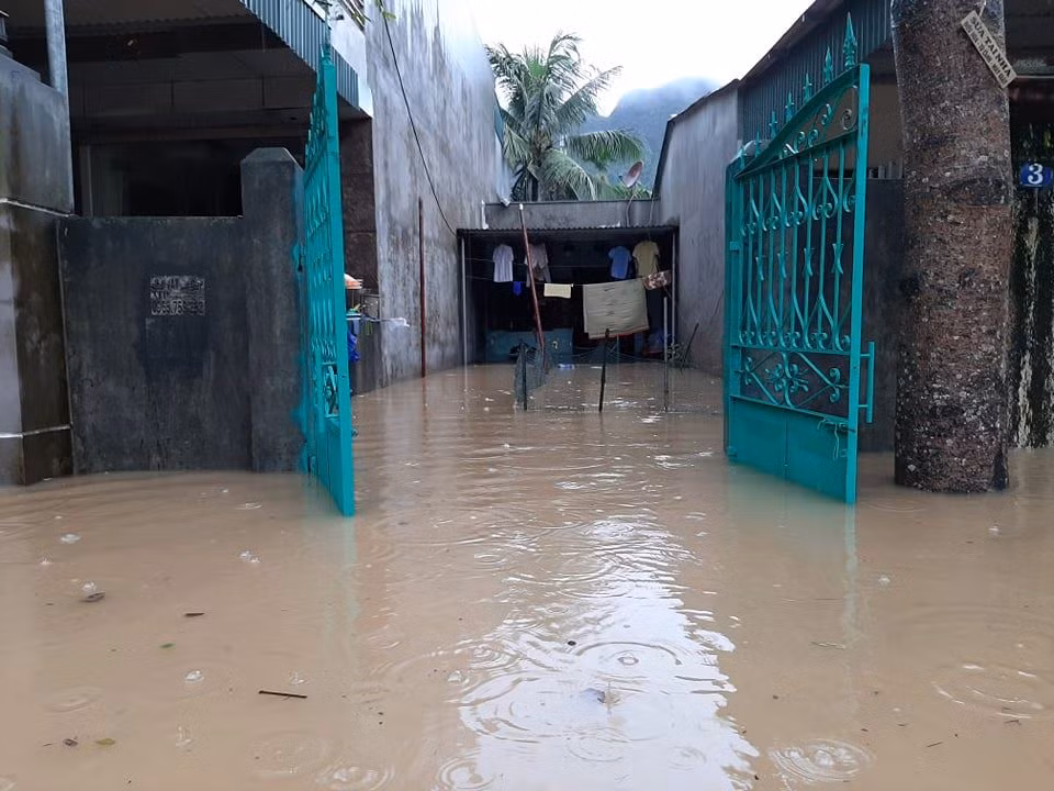 Nước ngập sâu vào nhà, sinh hoạt của người dân rất khó khăn.