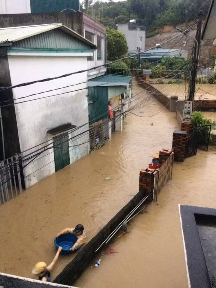 Người dân đi lại rất khó khăn.