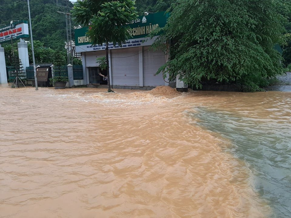 Nước từ trên đồi chảy xuống, đỏ đục khắp đường.