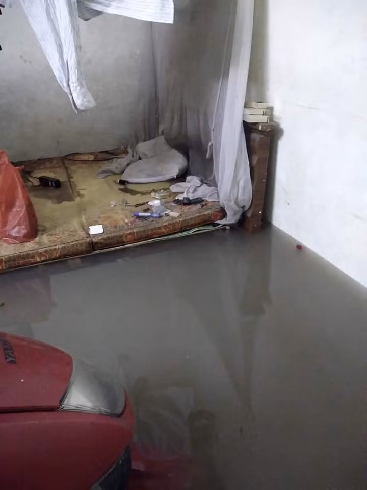 Nước ngập đến tận mép giường.