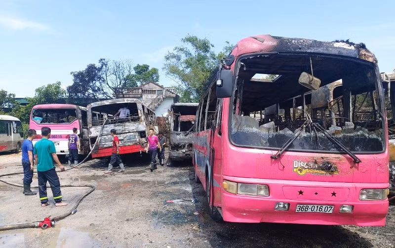 Hoa hoan kinh hoang tai ben xe dua don cong nhan, 6 o to bi thieu rui-Hinh-2