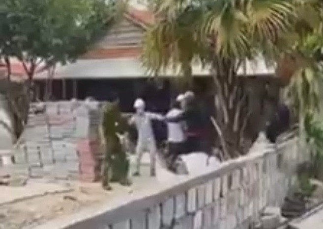 Vac gach danh CA o Da Nang giua gian cach xa hoi: Toi “chong” toi?