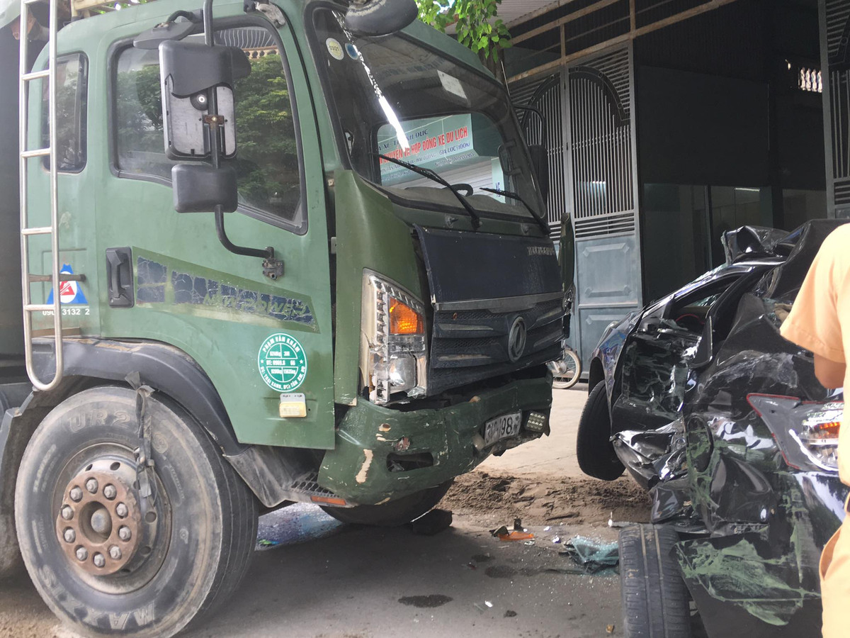 Khi đến địa phận trên đã va chạm với xe ô tô BKS 34A - 161.23 do anh Nguyễn Thanh Đức (SN 1988, trú tại khu Phú Tảo, phường Thạch Khôi, TP Hải Dương điều khiển. 