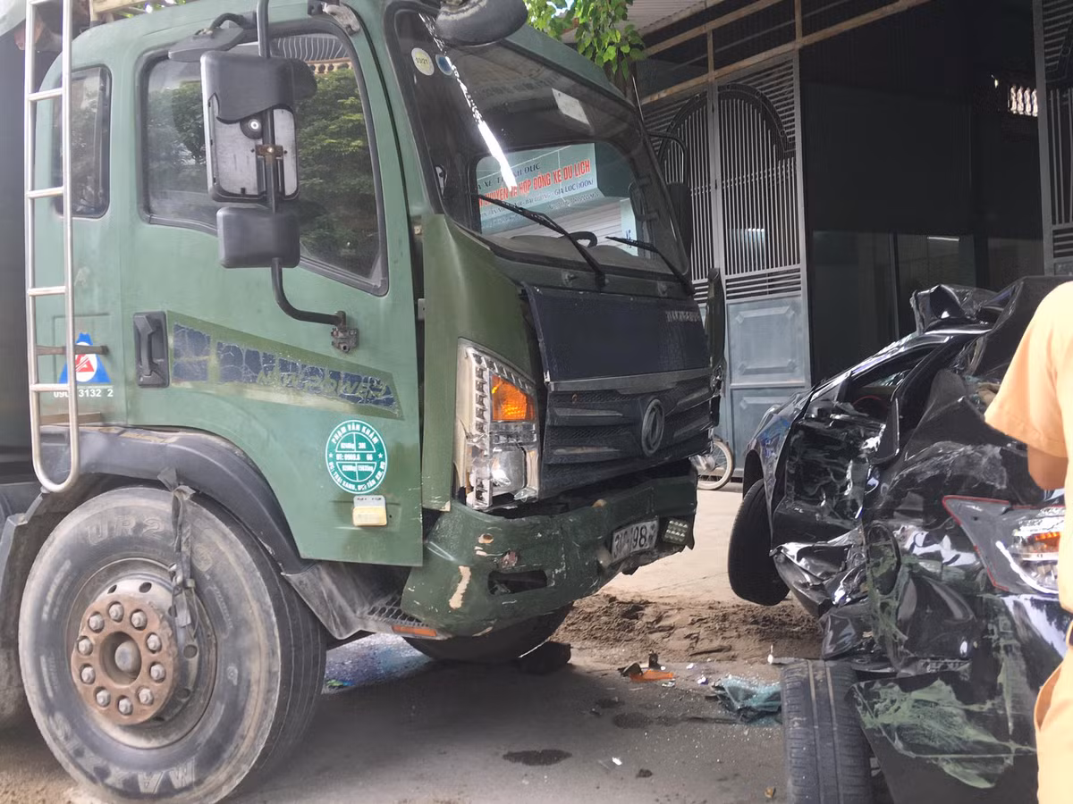 Khi đến địa phận trên đã va chạm với xe ô tô BKS 34A - 161.23 do anh Nguyễn Thanh Đức (SN 1988, trú tại khu Phú Tảo, phường Thạch Khôi, TP Hải Dương điều khiển. 