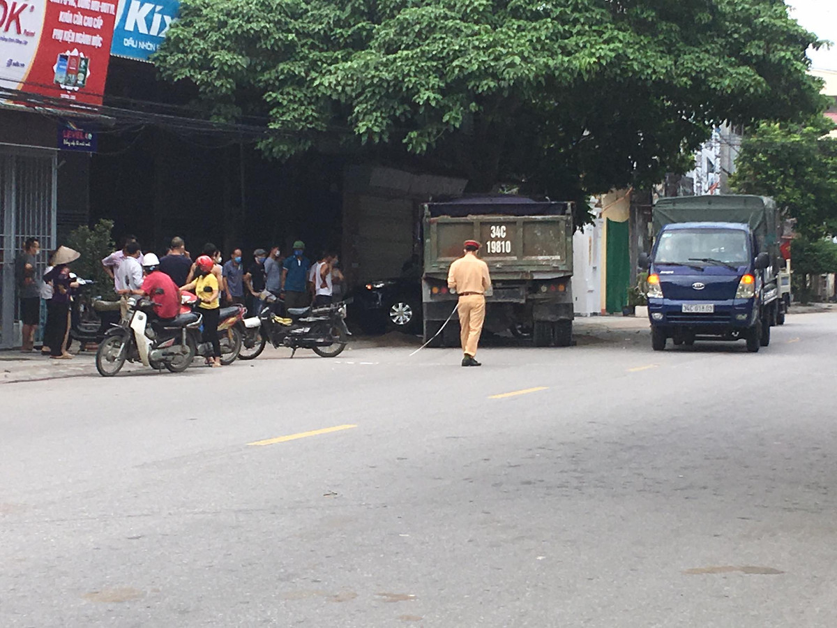 Rất đông người dân đứng theo dõi vụ việc.