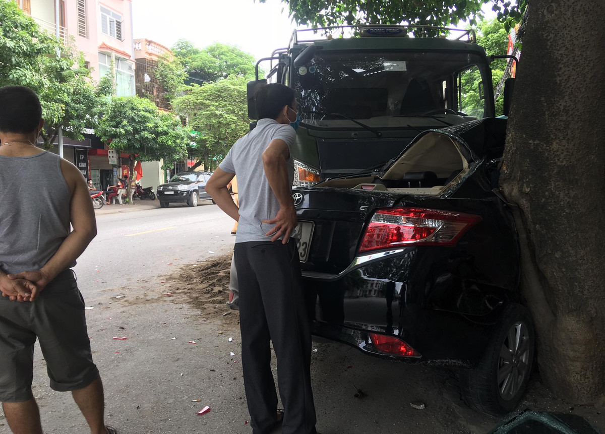 Vụ tai nạn khiến người dân ngạc nhiên vì TP Hải Dương đang giãn cách xã hội phòng dịch COVID-19, đường khá thông thoáng.