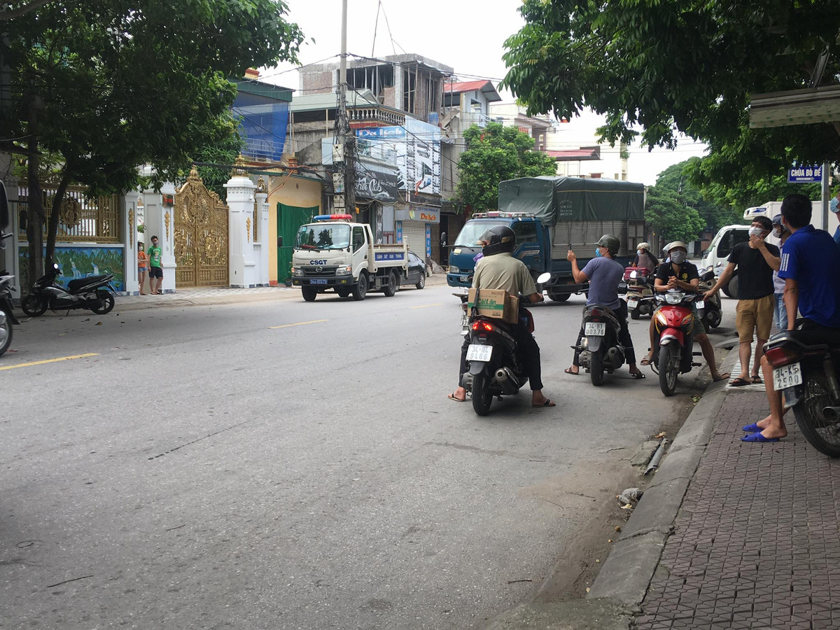 Không đảm bảo khoảng cách giãn cách xã hội.